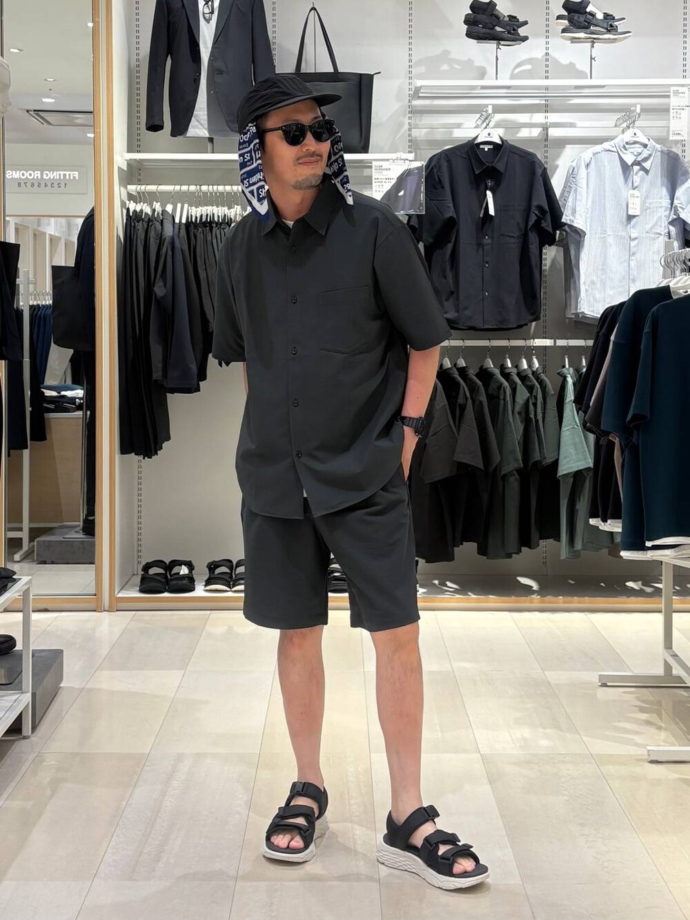 グレー系のシャツ/ブラウス、グレー系のその他パンツ、ブラック系のサンダルを着用したメンズの春コーディネートの1枚目の写真