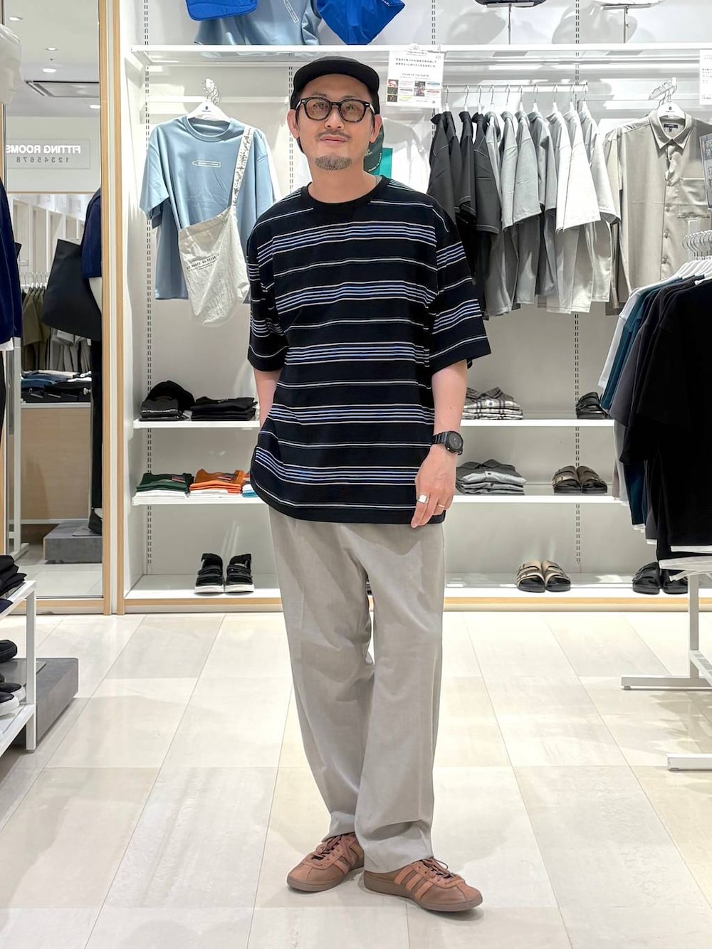 ブラウン系のスラックス、グレー系のTシャツ/カットソーを着用したメンズの夏コーディネートの1枚目の写真