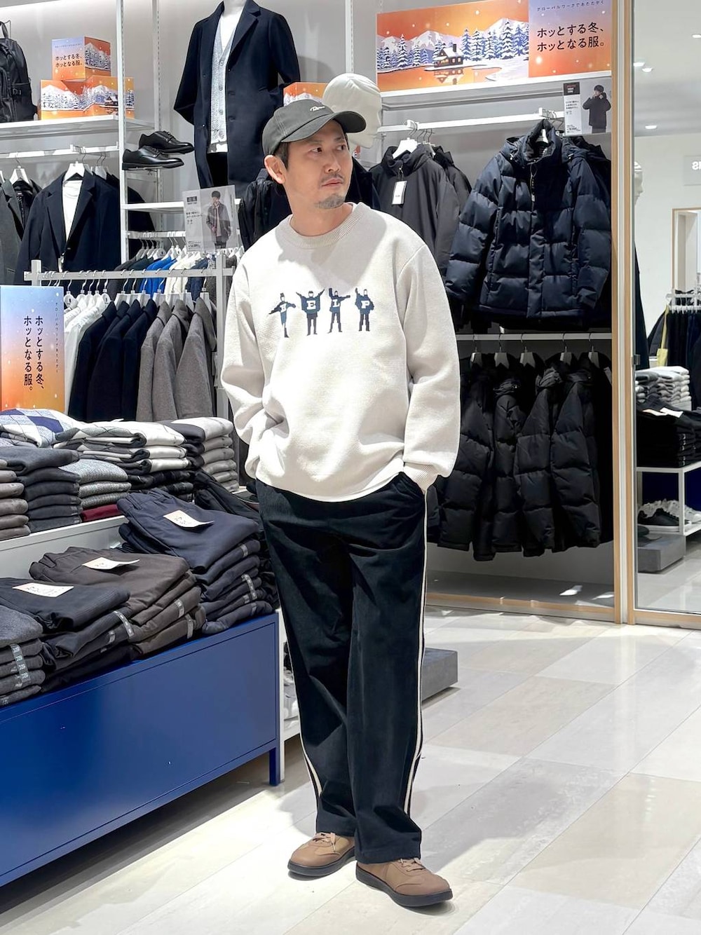 ブラウン系のスニーカー、ブラック系のその他パンツ、ベージュ系のTシャツ/カットソーを着用したメンズの秋コーディネートの1枚目の写真