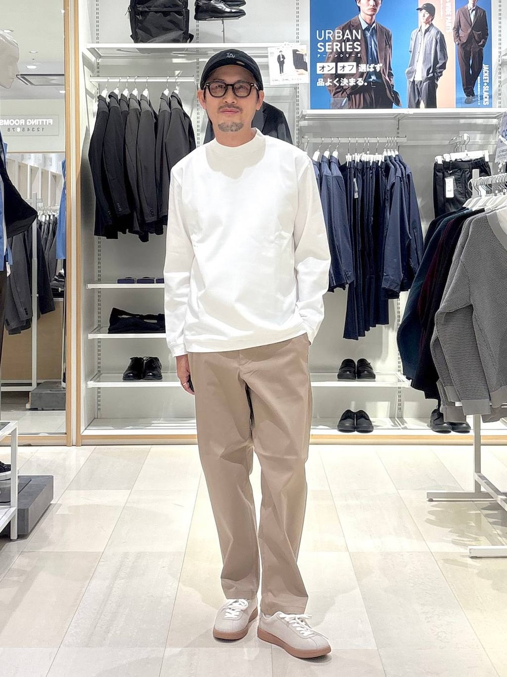 ベージュ系のスニーカー、ベージュ系のその他パンツ、ホワイト系のスウェットを着用したメンズの秋コーディネートの1枚目の写真