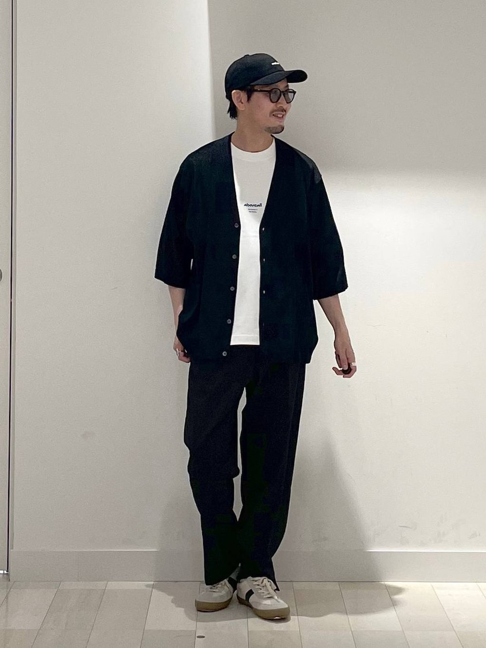 「高身長、カジュアル、ユニセックス、テーマパーク、休日コーデ、春コーデ、差し色コーデ、アウトドア、旅行、Tシャツ、GLOBAL WORK、andSTトレンド、人気アイテムをチェック！、スウェット、アウター」｜「GLOBAL WORKの洗えるツイルキャップ/252006（キャップ、ブラック系）」を使った、ゆーすけさん（メンズ・176cm）の夏コーディネートの1枚目の写真