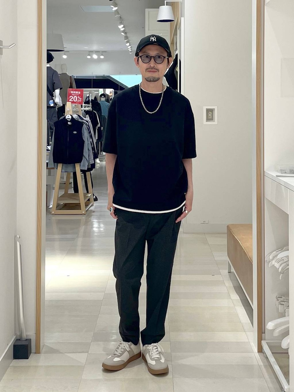 「高身長、カジュアル、ユニセックス、テーマパーク、休日コーデ、春コーデ、差し色コーデ、アウトドア、旅行、Tシャツ、GLOBAL WORK、andSTトレンド、人気アイテムをチェック！、雨の日コーデ、日帰り旅行」｜「GLOBAL WORKのエアかるクラシックスニーカー/142642（スニーカー、ベージュ系）」を使った、ゆーすけさん（メンズ・176cm）の夏コーディネートの1枚目の写真