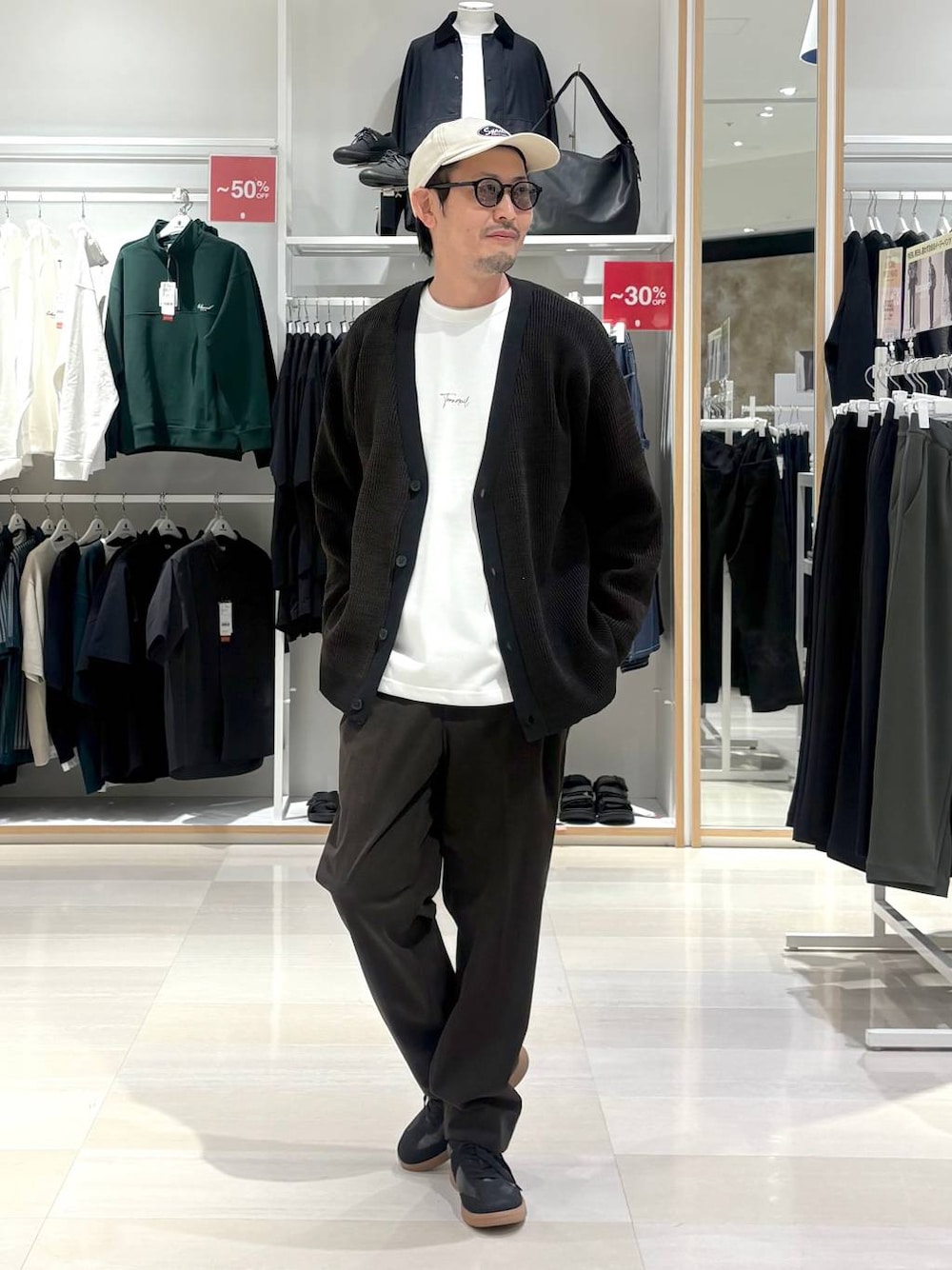 ブラック系のスニーカー、ブラウン系のその他パンツ、その他のカーディガン/ボレロを着用したメンズの秋コーディネートの1枚目の写真