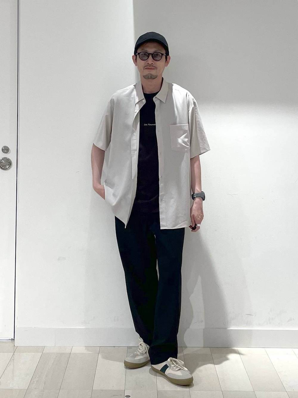 「高身長、カジュアル、ユニセックス、テーマパーク、フェススタイル、休日コーデ、夏コーデ、差し色コーデ、アウトドア、旅行、Tシャツ、GLOBAL WORK、andSTトレンド、and ST SALE、シャツ」｜「GLOBAL WORKの洗えるツイルキャップ/183436（キャップ、ブラック系）」を使った、ゆーすけさん（メンズ・176cm）の夏コーディネートの1枚目の写真