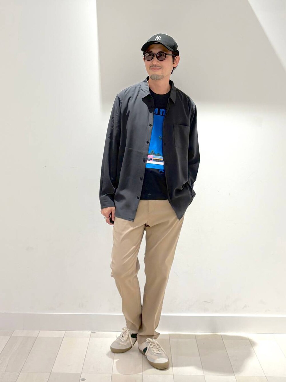 ベージュ系のスニーカー、ベージュ系のその他パンツ、グレー系のTシャツ/カットソーを着用したメンズの秋コーディネートの1枚目の写真
