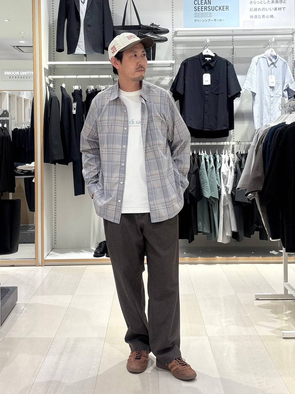 ブラウン系のその他パンツ、ホワイト系のTシャツ/カットソー、グレー系のシャツ/ブラウスを着用したメンズの春コーディネートの1枚目の写真