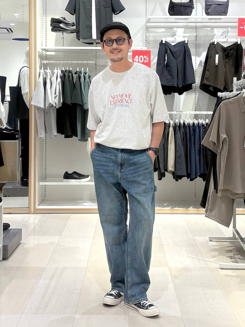 ブルー系のデニムパンツ、グレー系のTシャツ/カットソー、ブラック系のサングラスを着用したメンズの秋コーディネートの1枚目の写真