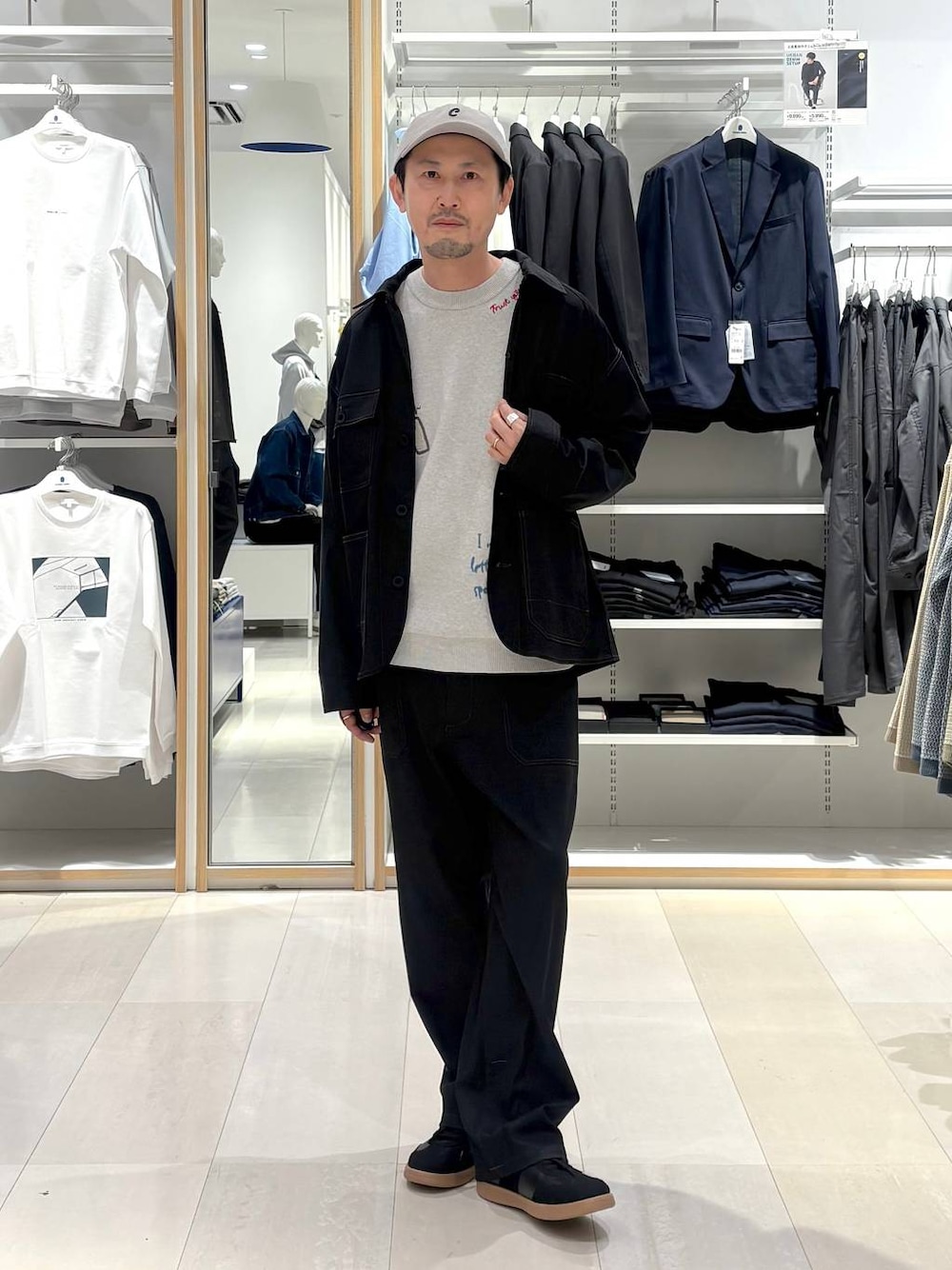 ブラック系のスニーカー、ブルー系のブルゾン、グレー系のキャップを着用したメンズの冬コーディネートの1枚目の写真