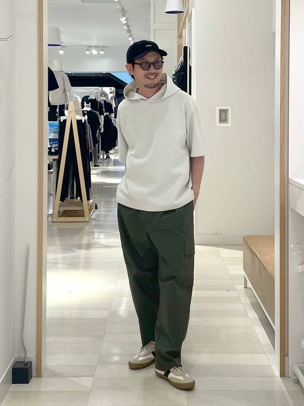 「高身長、カジュアル、ユニセックス、テーマパーク、休日コーデ、春コーデ、差し色コーデ、アウトドア、旅行、Tシャツ、GLOBAL WORK、andSTトレンド、人気アイテムをチェック！、パーカー、日帰り旅行」｜「GLOBAL WORKの洗えるツイルキャップ/252006（キャップ、ブラック系）」を使った、ゆーすけさん（メンズ・176cm）の夏コーディネートの1枚目の写真