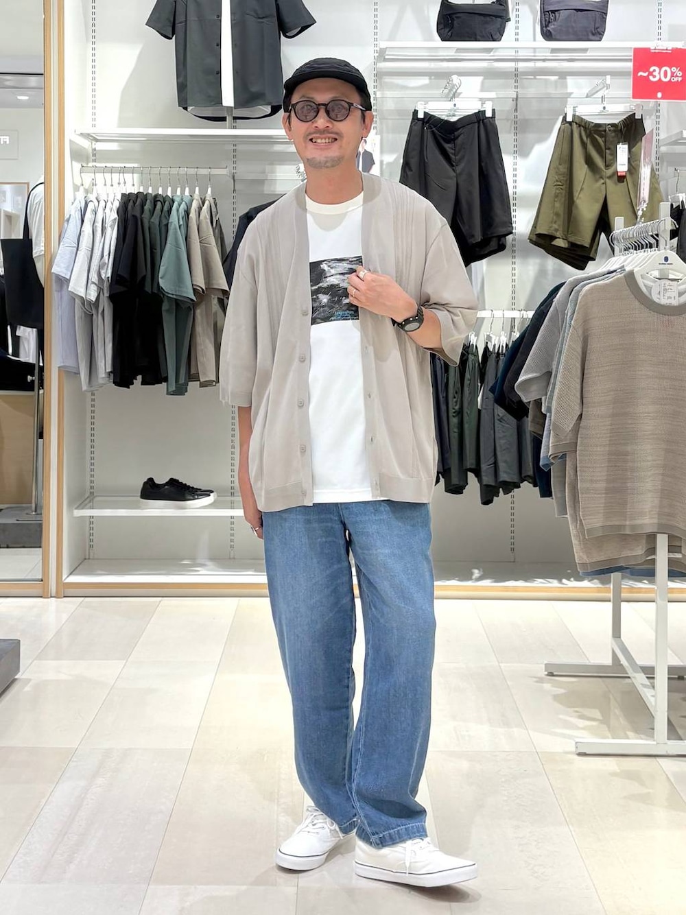ホワイト系のTシャツ/カットソー、ホワイト系のスニーカー、ベージュ系のカーディガン/ボレロを着用したメンズの夏コーディネートの1枚目の写真