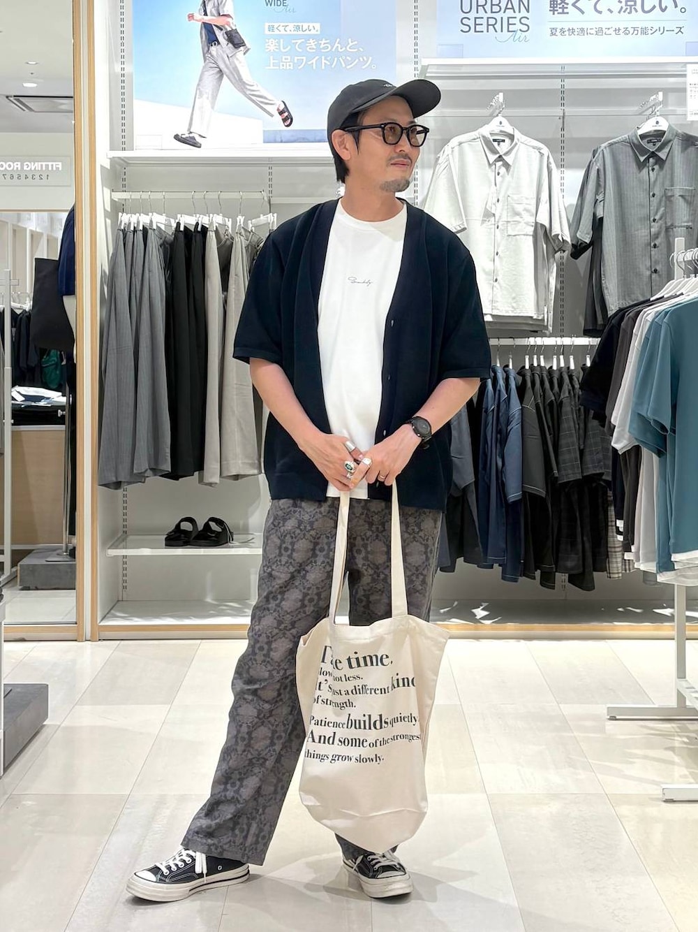 ホワイト系のトートバッグ、グレー系のその他パンツ、ブルー系のカーディガン/ボレロを着用したメンズの夏コーディネートの1枚目の写真