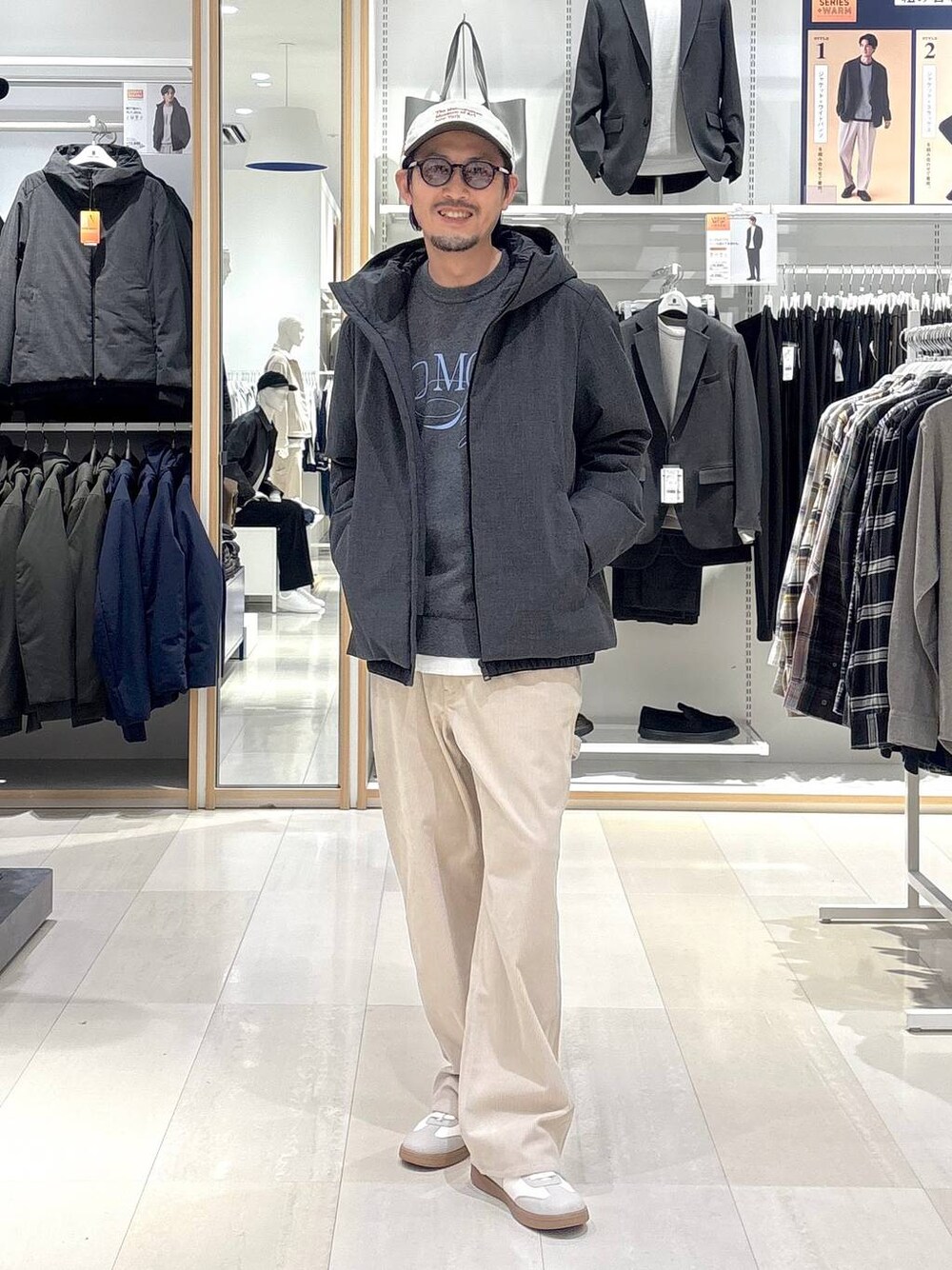 ベージュ系のスニーカー、グレー系のブルゾン、ベージュ系のその他パンツを着用したメンズの秋コーディネートの1枚目の写真