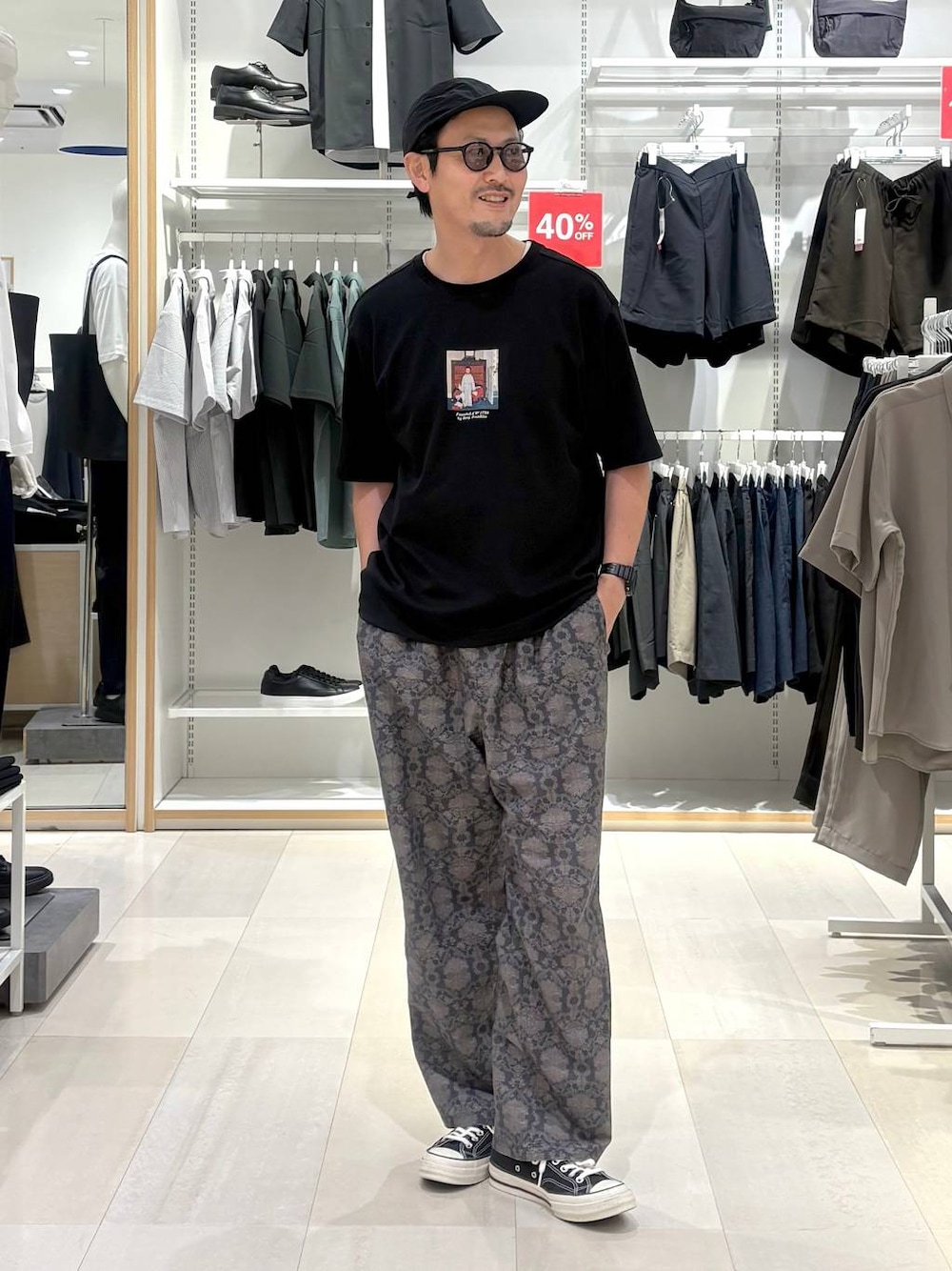 ブラック系のTシャツ/カットソー、グレー系のその他パンツ、ブラック系のサングラスを着用したメンズの夏コーディネートの1枚目の写真