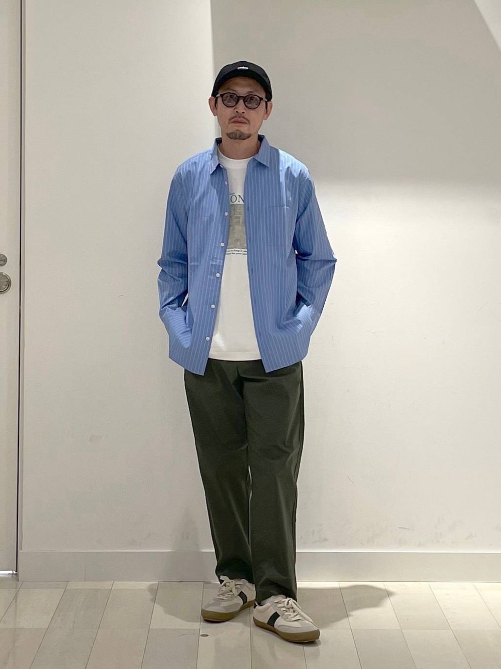 「高身長、カジュアル、ユニセックス、テーマパーク、休日コーデ、春コーデ、差し色コーデ、アウトドア、旅行、Tシャツ、GLOBAL WORK、andSTトレンド、人気アイテムをチェック！、スウェット、アウター」｜「GLOBAL WORKのサラサマレギュラーシャツ/長袖/234563（シャツ/ブラウス、ブルー系）」を使った、ゆーすけさん（メンズ・176cm）の夏コーディネートの1枚目の写真
