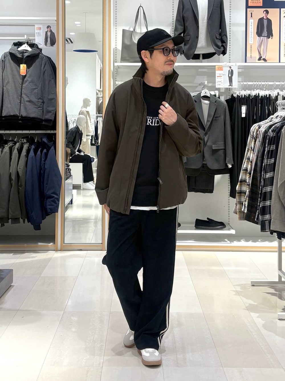 ベージュ系のスニーカー、ブラウン系のブルゾン、ブラック系のその他パンツを着用したメンズの秋コーディネートの1枚目の写真