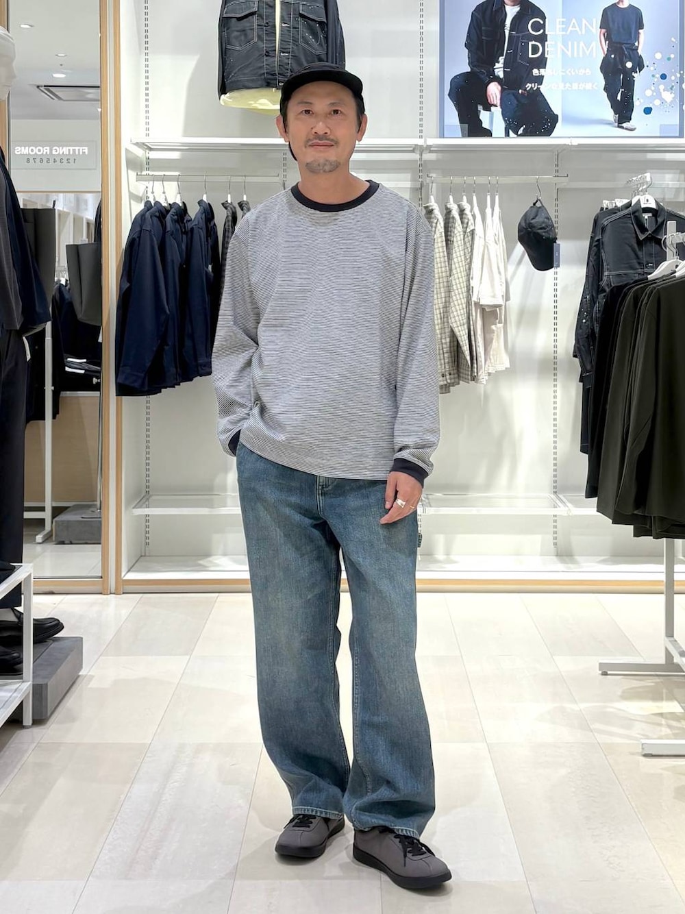 ブルー系のTシャツ/カットソー、グレー系のスニーカー、ブルー系のデニムパンツを着用したメンズの秋コーディネートの1枚目の写真