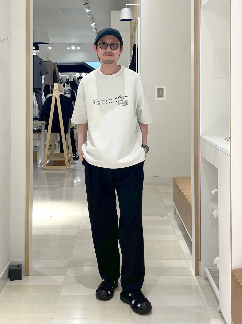 「高身長、カジュアル、ユニセックス、テーマパーク、休日コーデ、春コーデ、差し色コーデ、アウトドア、旅行、Tシャツ、GLOBAL WORK、andSTトレンド、人気アイテムをチェック！、スウェット、アウター」｜「GLOBAL WORKのUV/ブルーライトカットアソートサングラス/283759（サングラス、ブラック系）」を使った、ゆーすけさん（メンズ・176cm）の夏コーディネートの1枚目の写真