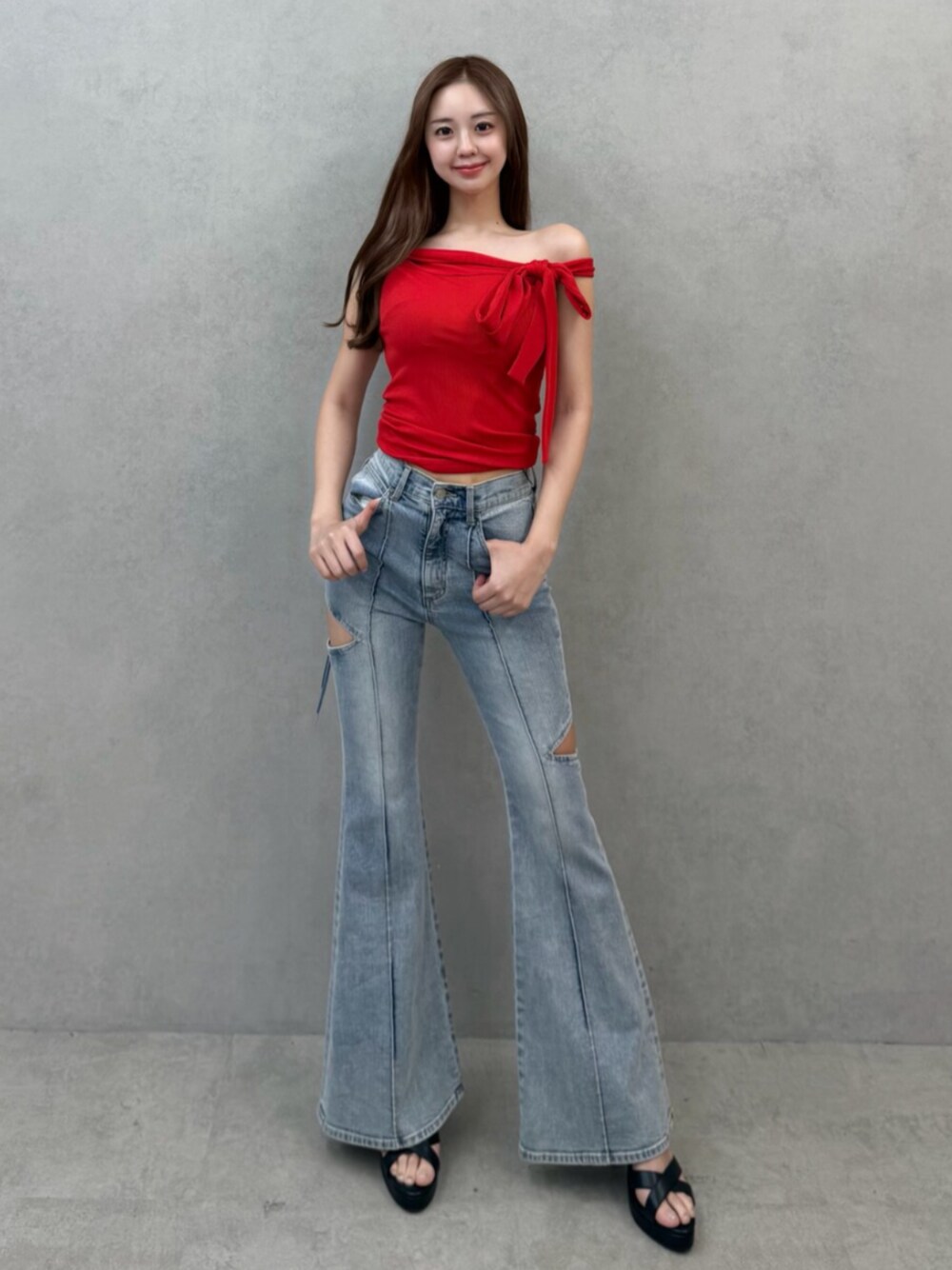 ブラック系のサンダル、レッド系のTシャツ/カットソー、ブルー系のデニムパンツを着用したレディースの春コーディネートの1枚目の写真