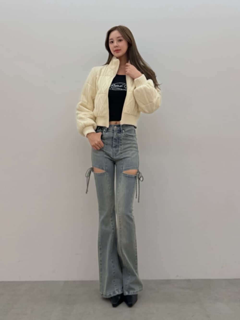 ブルー系のデニムパンツ、ブラック系のTシャツ/カットソー、ホワイト系のダウンジャケット/コートを着用したレディースの夏コーディネートの1枚目の写真