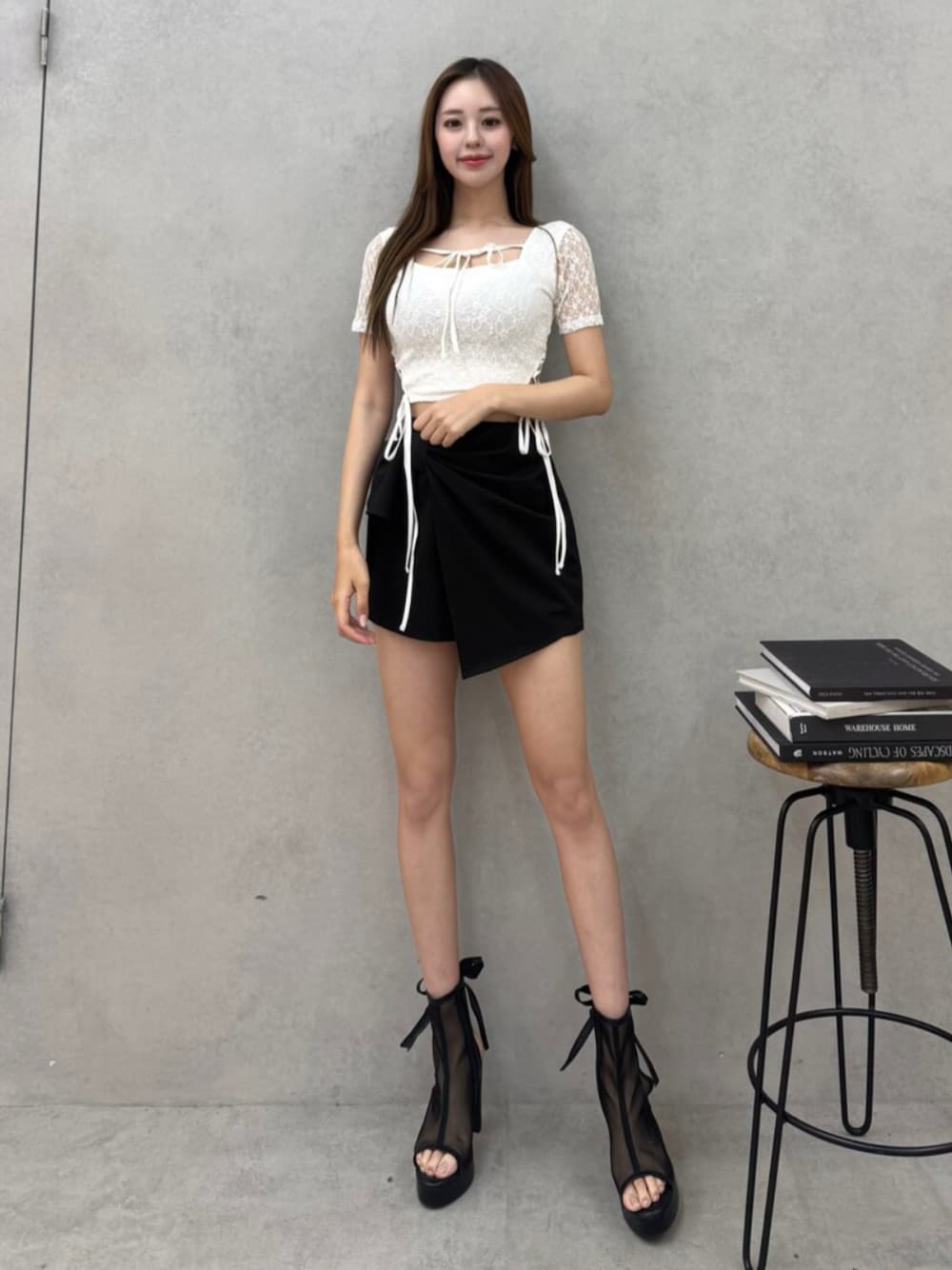 ブラック系のサンダル、ブラック系のその他パンツ、ホワイト系のTシャツ/カットソーを着用したレディースの春コーディネートの1枚目の写真