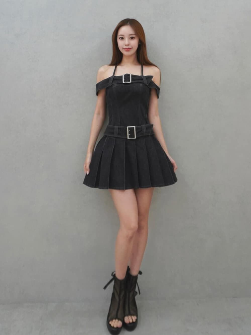 ブラック系のサンダル、ブラック系のワンピースを着用したレディースの春コーディネートの1枚目の写真