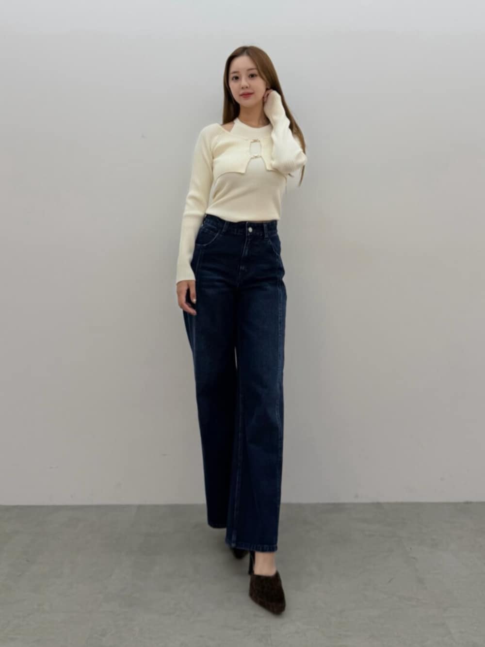 ブルー系のデニムパンツ、ホワイト系のニット/セーターを着用したレディースの夏コーディネートの1枚目の写真