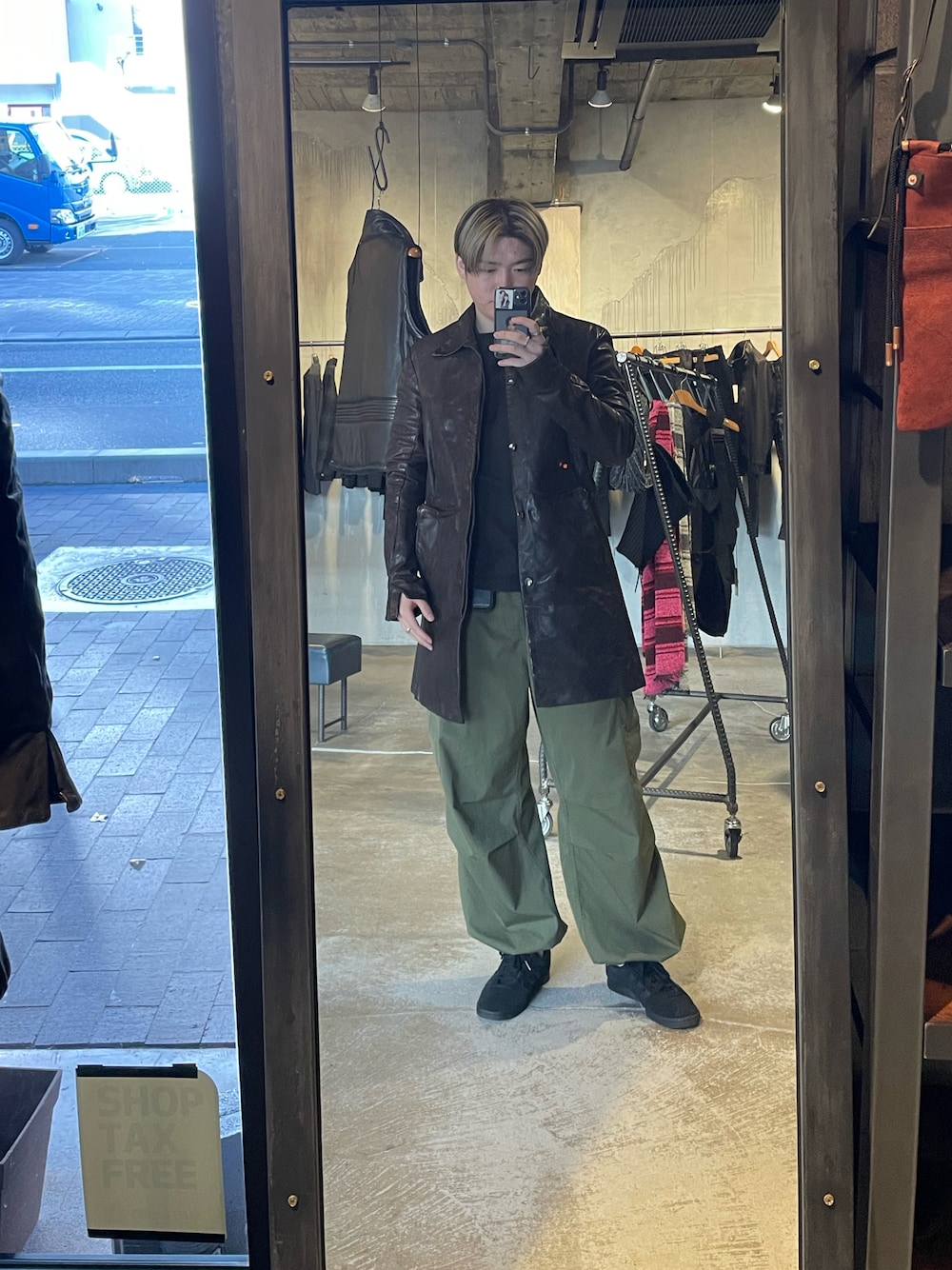 「カーゴパンツ、革ジャン、冬コーデ」｜「incarnationのアイテム（その他、ブラウン系）」を使った、YUTOさん（メンズ・175cm）の冬コーディネートの1枚目の写真