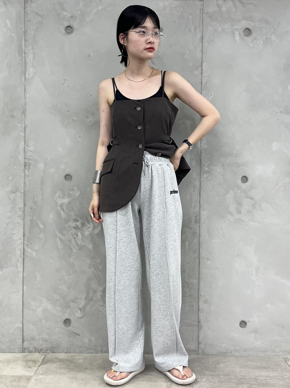 「prince別注、別注、スウェットパンツ、初夏コーデ、夏コーデ、韓国ファッション、スポーツミックス、別注アイテム、VIS、ウェーブ、イエベ秋、混合、高身長、パンツ、BVS74300」｜「PRINCEの【Prince】VIS別注ワイドスウェットパンツ（その他パンツ、グレー系）」を使った、0118momoさん（レディース・164cm）の夏コーディネートの1枚目の写真