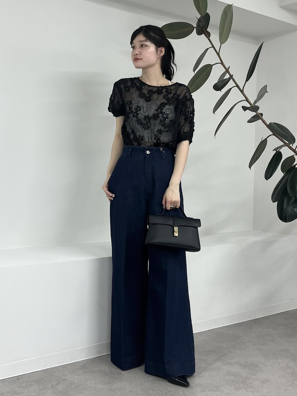 「コード刺繍、シアー、半袖、デニム、ワイドデニム、グリッター、春コーデ、初夏コーデ、夏コーデ、デートコーデ、お出かけコーデ、旅行コーデ、推し活コーデ、女子会コーデ、大人カジュアル」｜「VISの【2WAY】ひねり金具ワンハンドルミニショルダーバッグ（ショルダーバッグ、ブラック系）」を使った、0118momoさん（レディース・164cm）の春コーディネートの1枚目の写真