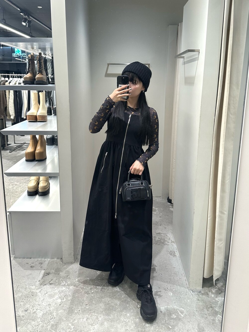 ブラック系のワンピース、その他のTシャツ/カットソー、ブラック系のハンドバッグを着用したレディースの春コーディネートの1枚目の写真