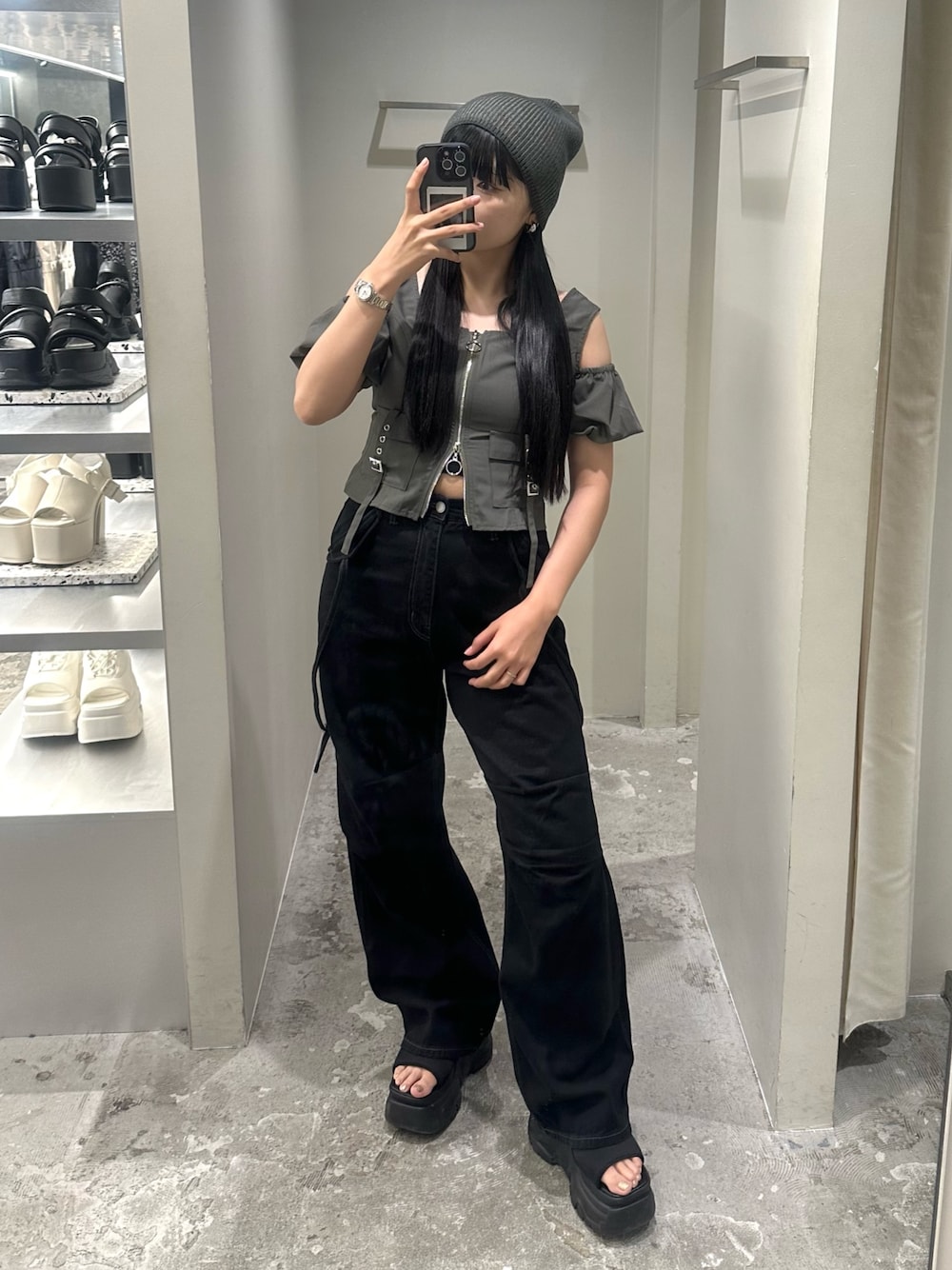 ブラック系のデニムパンツ、グリーン系のTシャツ/カットソー、ブラック系のサンダルを着用したレディースの夏コーディネートの1枚目の写真