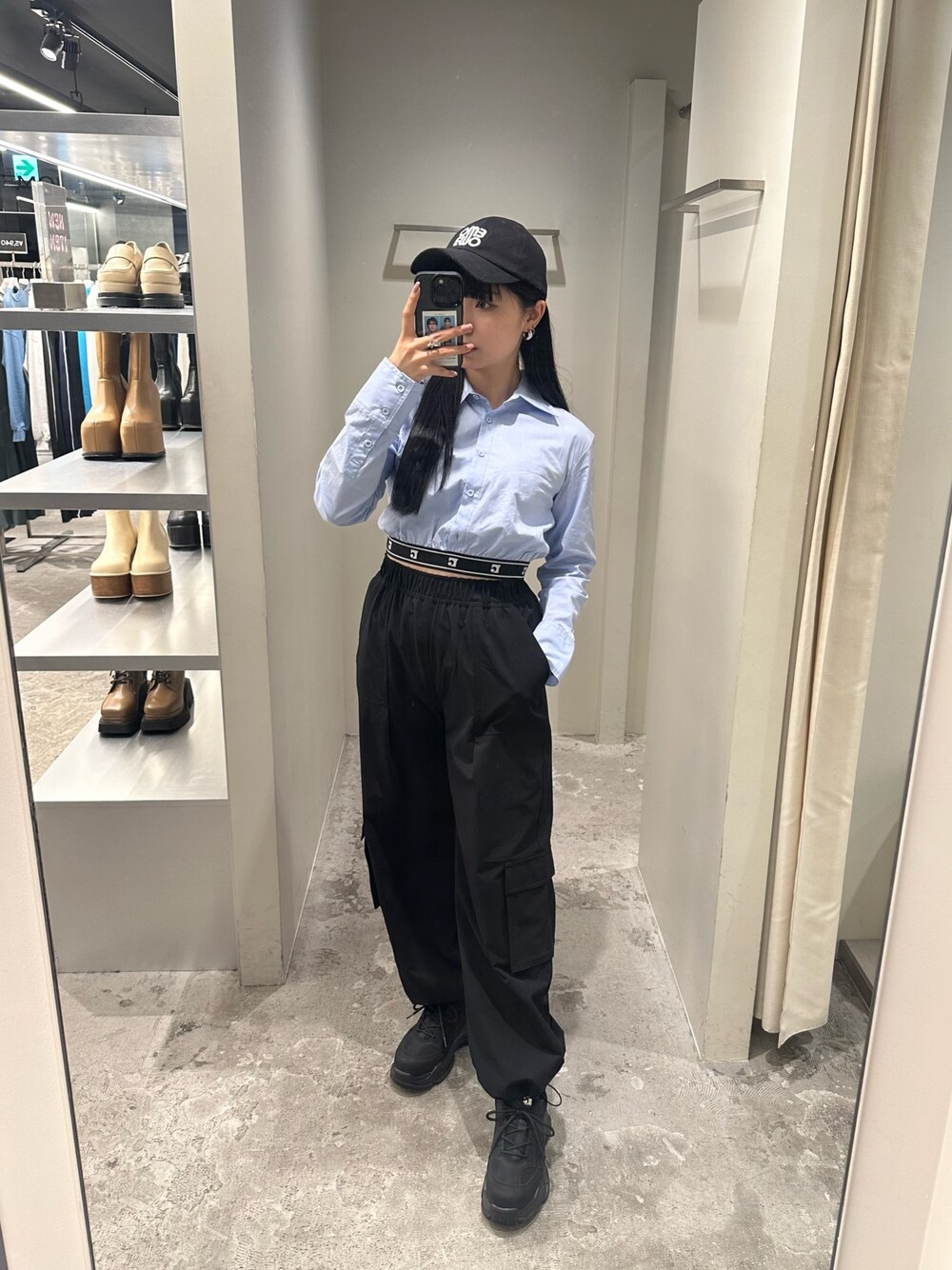 ブラック系のその他パンツ、ブルー系のシャツ/ブラウス、ブラック系のスニーカーを着用したレディースの冬コーディネートの1枚目の写真