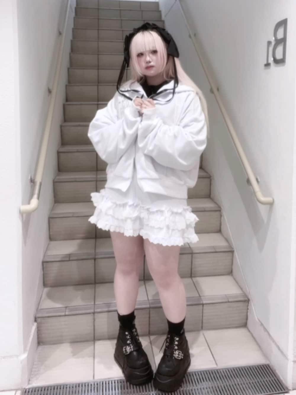 「スウェット、スウェットセットアップ、ガーリー、ガーリーコーデ、量産型ヲタク、春服コーデ、スカートスタイル、ゆるコーデ、スウェットコーデ」｜「Whinnyのインフルエンサーもいちゃんプロデュースブランド【Whinny】/世界が広く見えちゃう靴（スニーカー、ブラック系）」を使った、らむさん（骨格ストレート・レディース・160cm）の春コーディネートの1枚目の写真