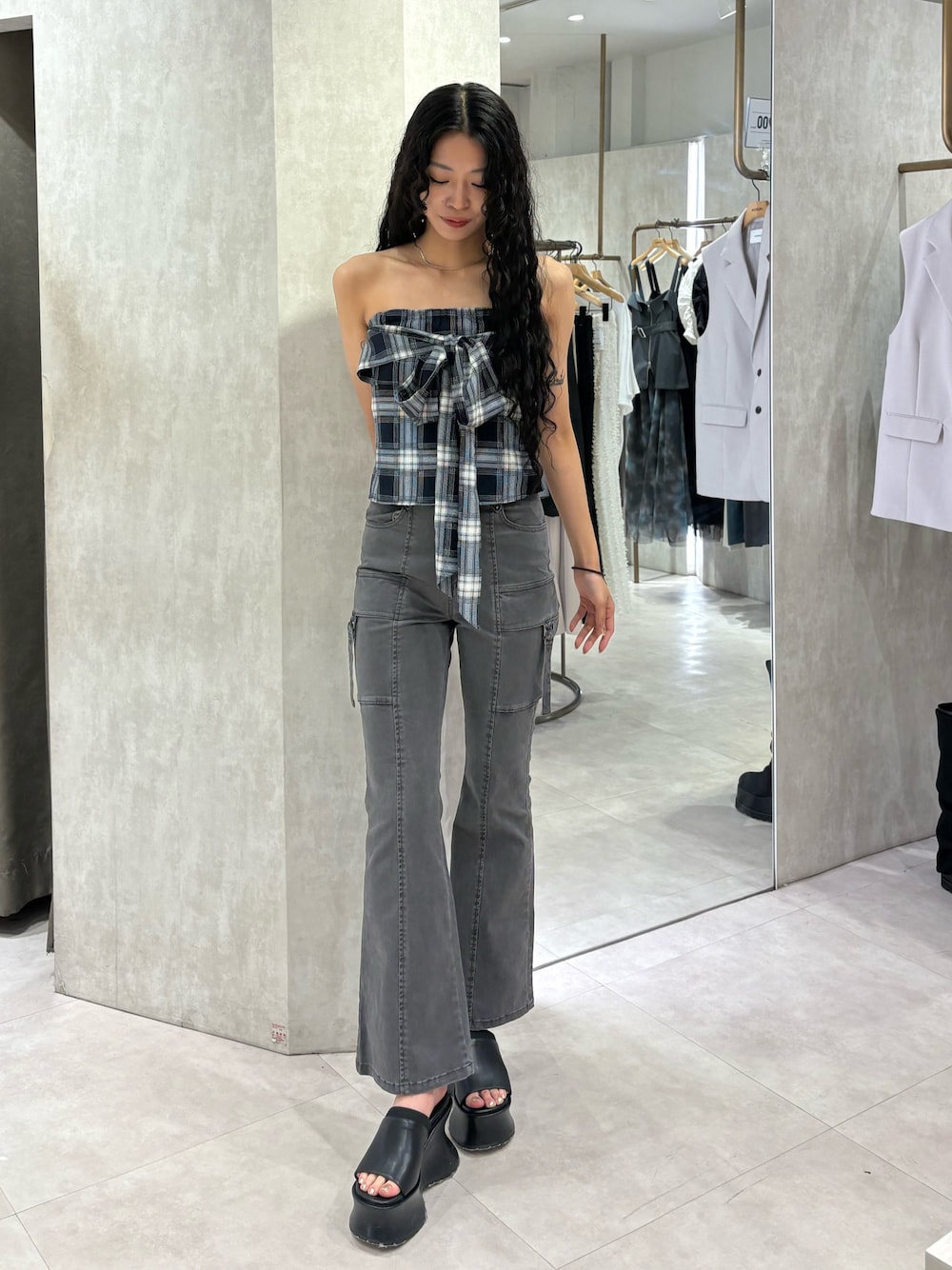 ブルー系のTシャツ/カットソー、グレー系のカーゴパンツ、ブラック系のサンダルを着用したレディースの春コーディネートの1枚目の写真