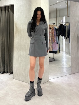 「MURUA（ムルーア）のスリーブアタッチメントジャケットミニワンピース（ワンピース、グレー系）」を使った、成田すみれさん（レディース・171cm）の秋コーディネート