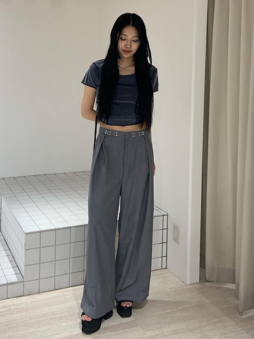 ブルー系のTシャツ/カットソー、グレー系のその他パンツ、ブラック系のサンダルを着用したレディースの夏コーディネートの1枚目の写真