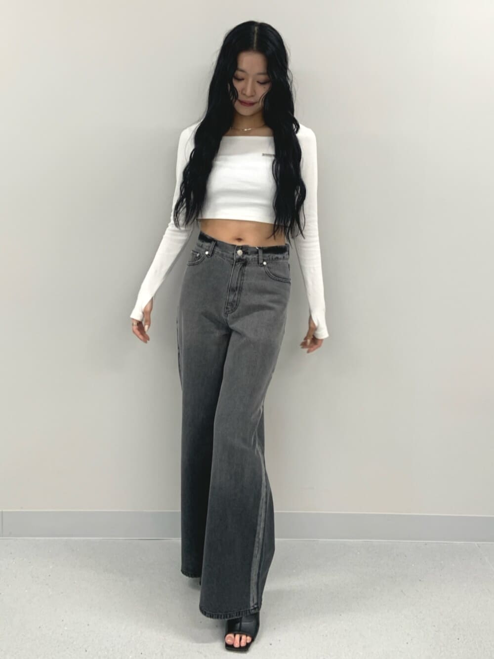 ホワイト系のTシャツ/カットソー、ブラック系のブーツ、ブラック系のデニムパンツを着用したレディースの春コーディネートの1枚目の写真