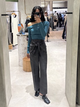 「MURUA（ムルーア）のワンショルタイニット（ニット/セーター、ブルー系）」を使った、成田すみれさん（レディース・171cm）の春コーディネート