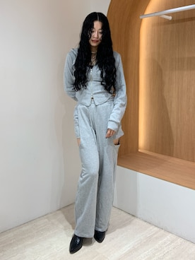 「アイテム（パーカー）」を使った、成田すみれさん（レディース・171cm）の秋コーディネート