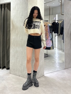 「MURUA（ムルーア）のフォトジャカードニット（ニット/セーター、ホワイト系）」を使った、成田すみれさん（レディース・171cm）の秋コーディネート
