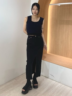 「アイテム（デニムスカート）」を使った、成田すみれさん（レディース・171cm）の夏コーディネート