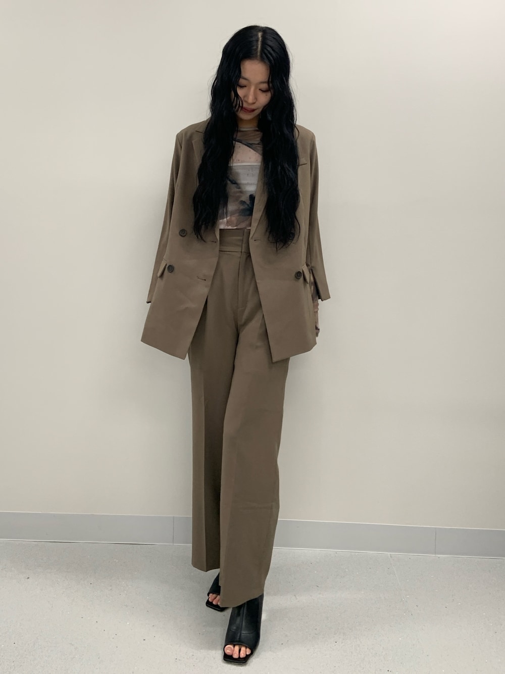 ベージュ系のTシャツ/カットソー、ブラウン系のテーラードジャケット、ブラウン系のスラックスを着用したレディースの春コーディネートの1枚目の写真