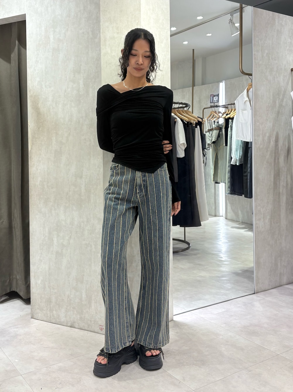 ブラック系のTシャツ/カットソー、ブルー系のデニムパンツ、ブラック系のサンダルを着用したレディースの夏コーディネートの1枚目の写真
