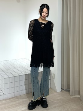 「MURUA（ムルーア）のアイテム（デニムパンツ）」を使った、成田すみれさん（レディース・171cm）の秋コーディネート