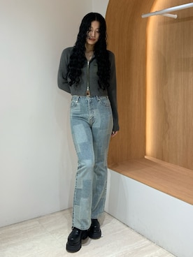 「MURUA（ムルーア）のアイテム（デニムパンツ）」を使った、成田すみれさん（レディース・171cm）の秋コーディネート