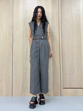 「MURUA（ムルーア）のメッシュロンパース（つなぎ/オールインワン、グレー系）」を使った、成田すみれさん（レディース・171cm）の春コーディネート