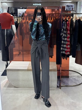 「MURUA（ムルーア）のニュアンスプリントベロアトップス（Tシャツ/カットソー、ブラック系）」を使った、成田すみれさん（レディース・171cm）の春コーディネート