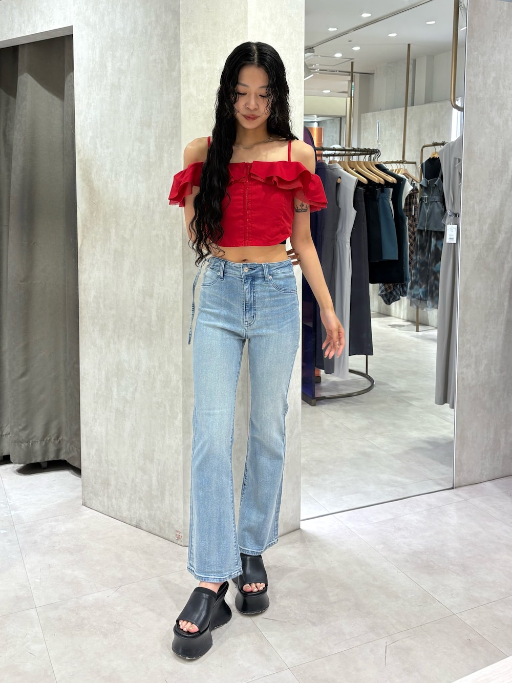 レッド系のシャツ/ブラウス、ブルー系のデニムパンツ、ブラック系のサンダルを着用したレディースの夏コーディネートの1枚目の写真