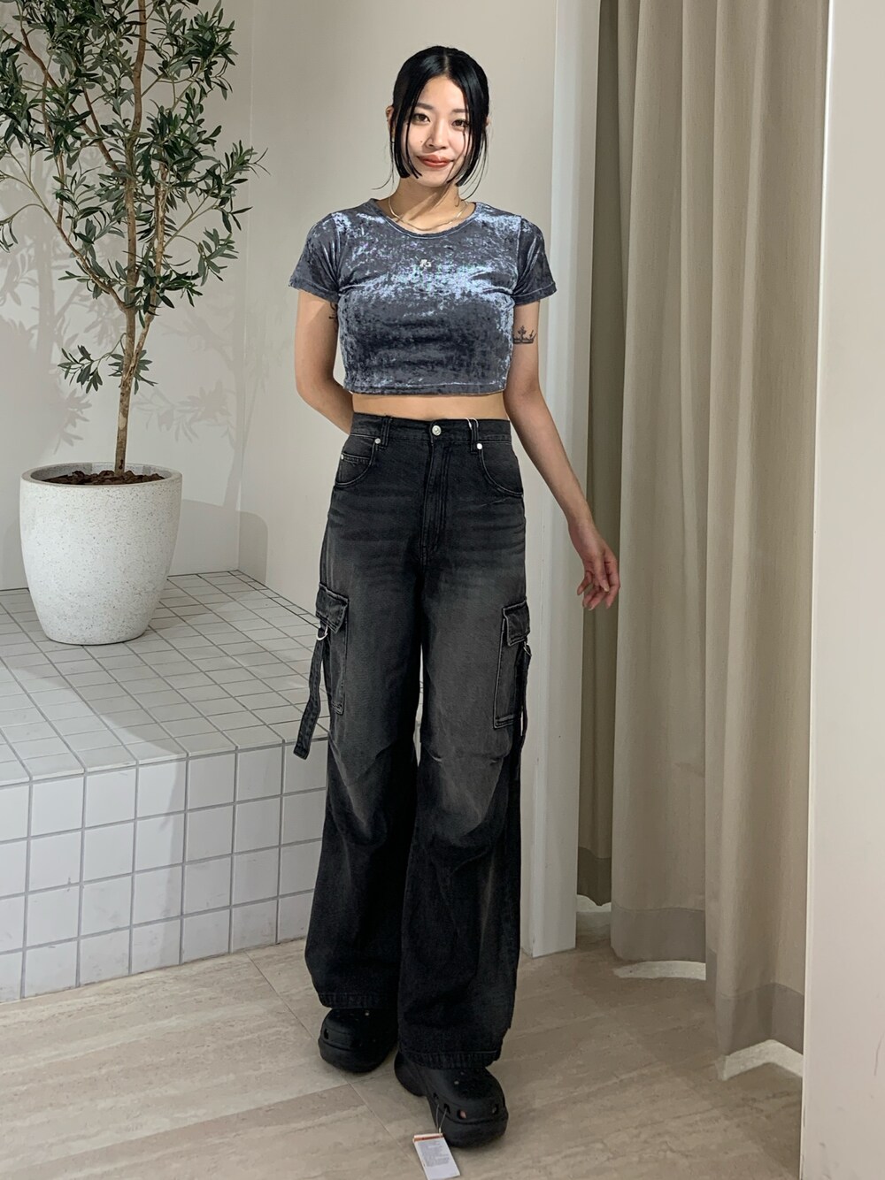 ブラック系のサンダル、ブラック系のデニムパンツ、ブルー系のTシャツ/カットソーを着用したレディースの夏コーディネートの1枚目の写真