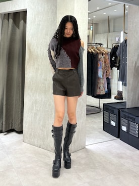 「MURUA（ムルーア）のベルテッドフェイクレザーロングブーツ（ブーツ、ブラック系）」を使った、成田すみれさん（レディース・171cm）の秋コーディネート